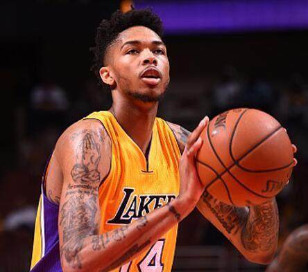 士主场赢下 士主场赢下